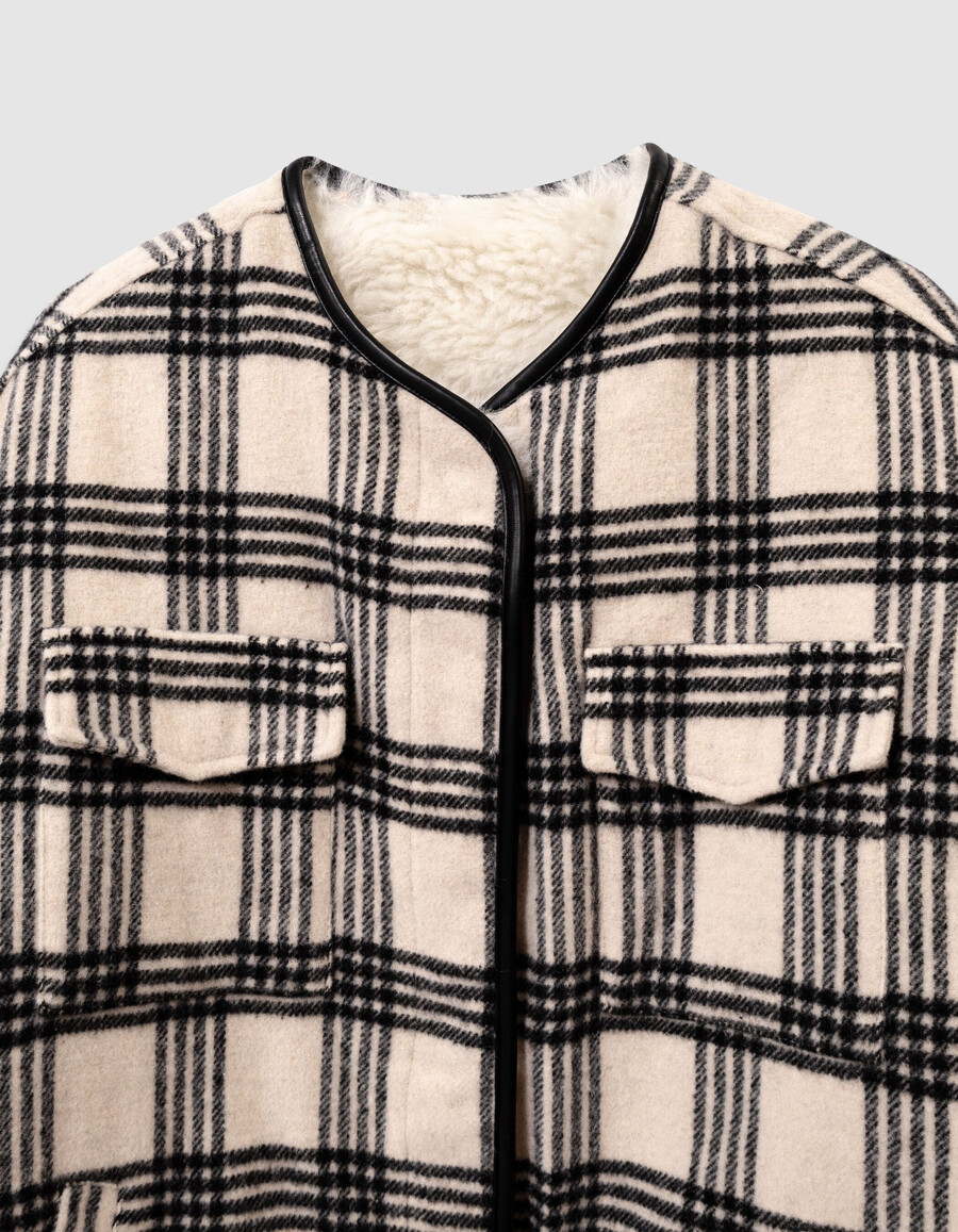 abrigo reversible de cuadros beige y sherpa para niña