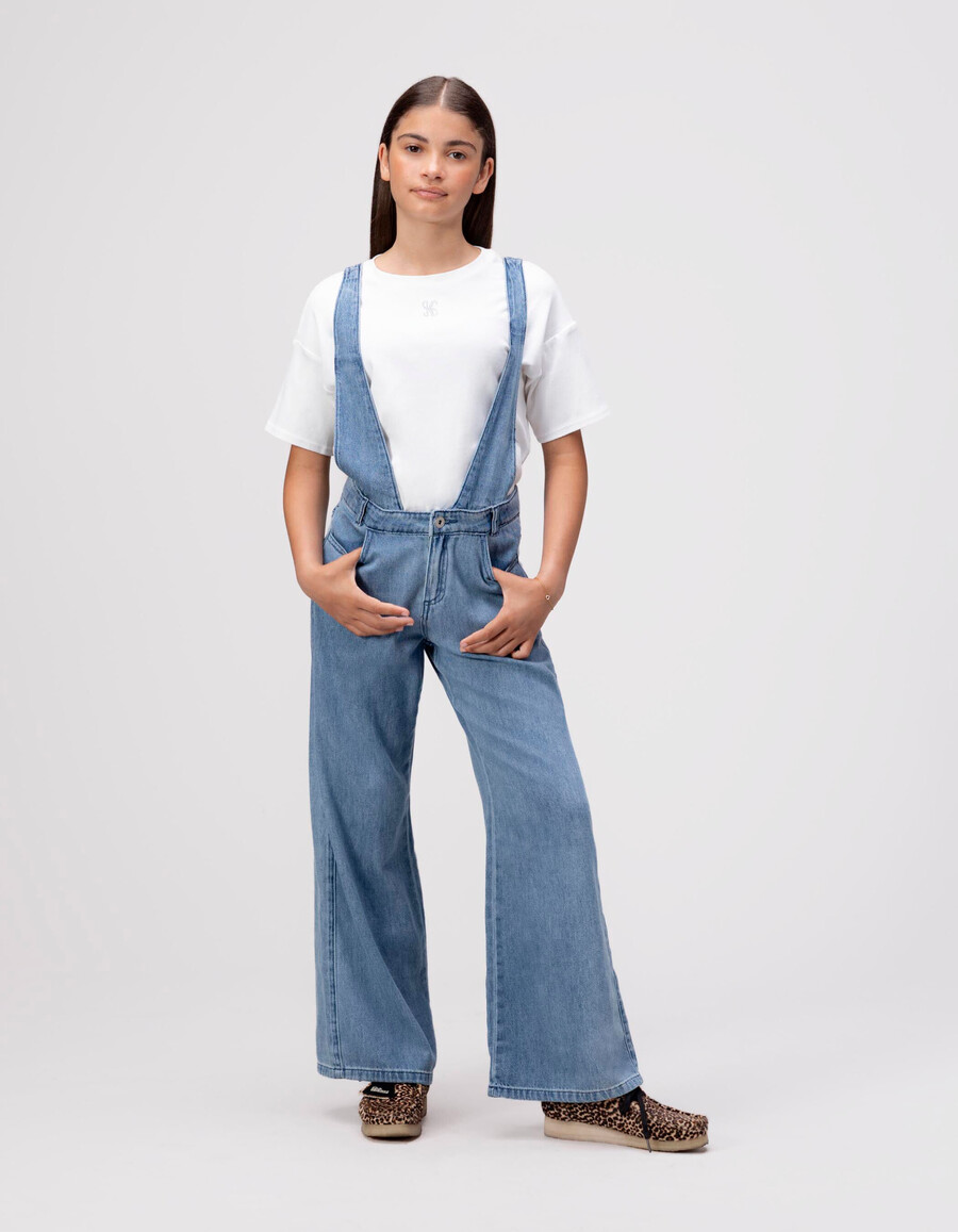 conjunto de peto azul y camiseta blanca para niña