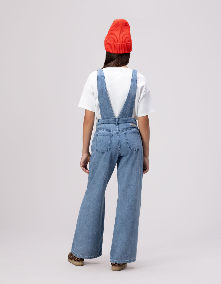 conjunto de peto azul y camiseta blanca para niña
