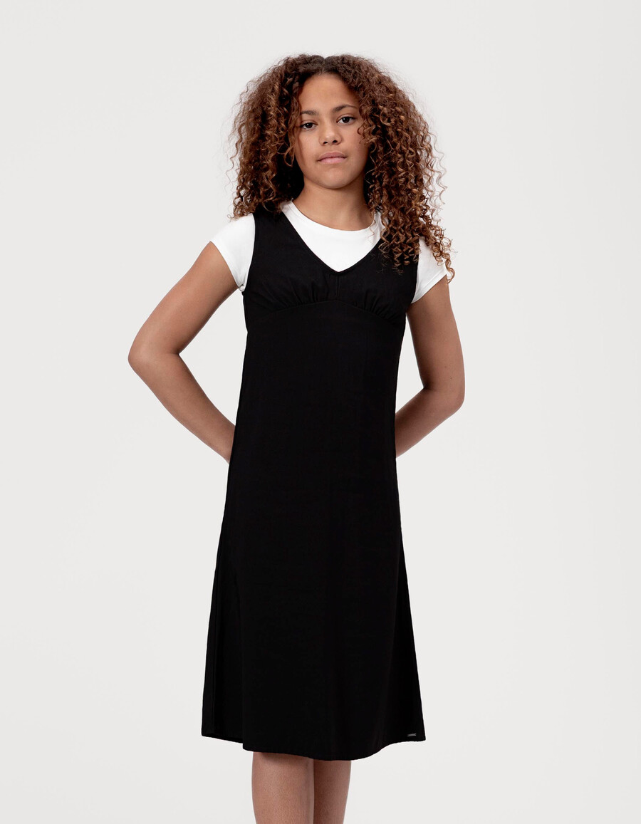 vestido midi negro 2 en 1 para niña y camiseta corta blanca