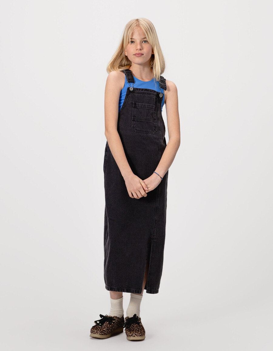vestido midi de mezclilla gris con abertura para niña