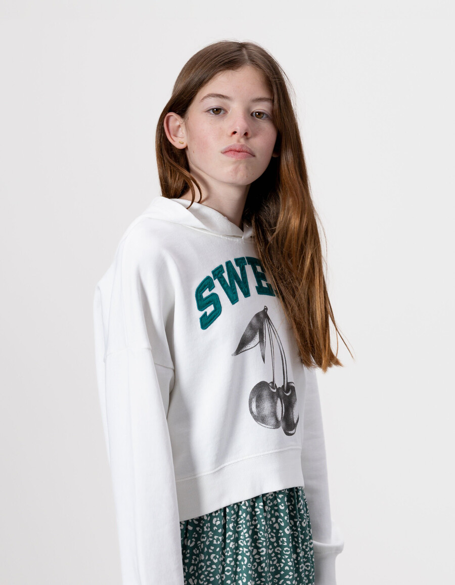 sudadera blanca con capucha para niña con eslogan bordado