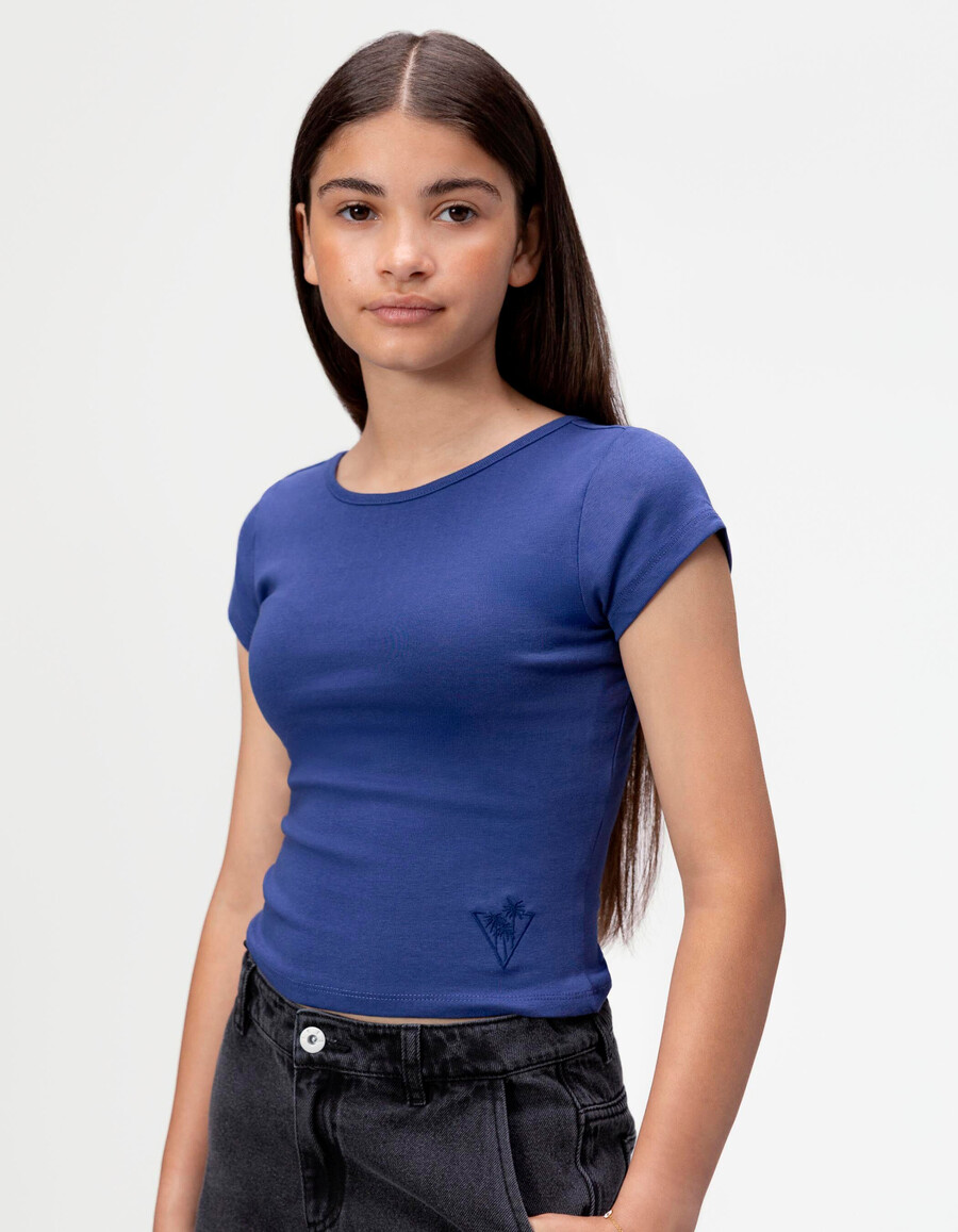 camiseta azul de corte bajo para niña