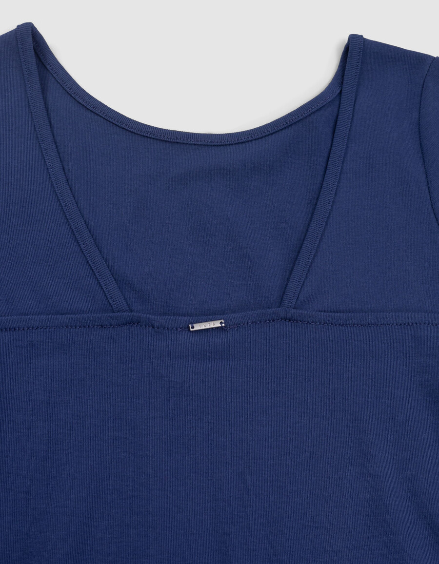 camiseta azul de corte bajo para niña