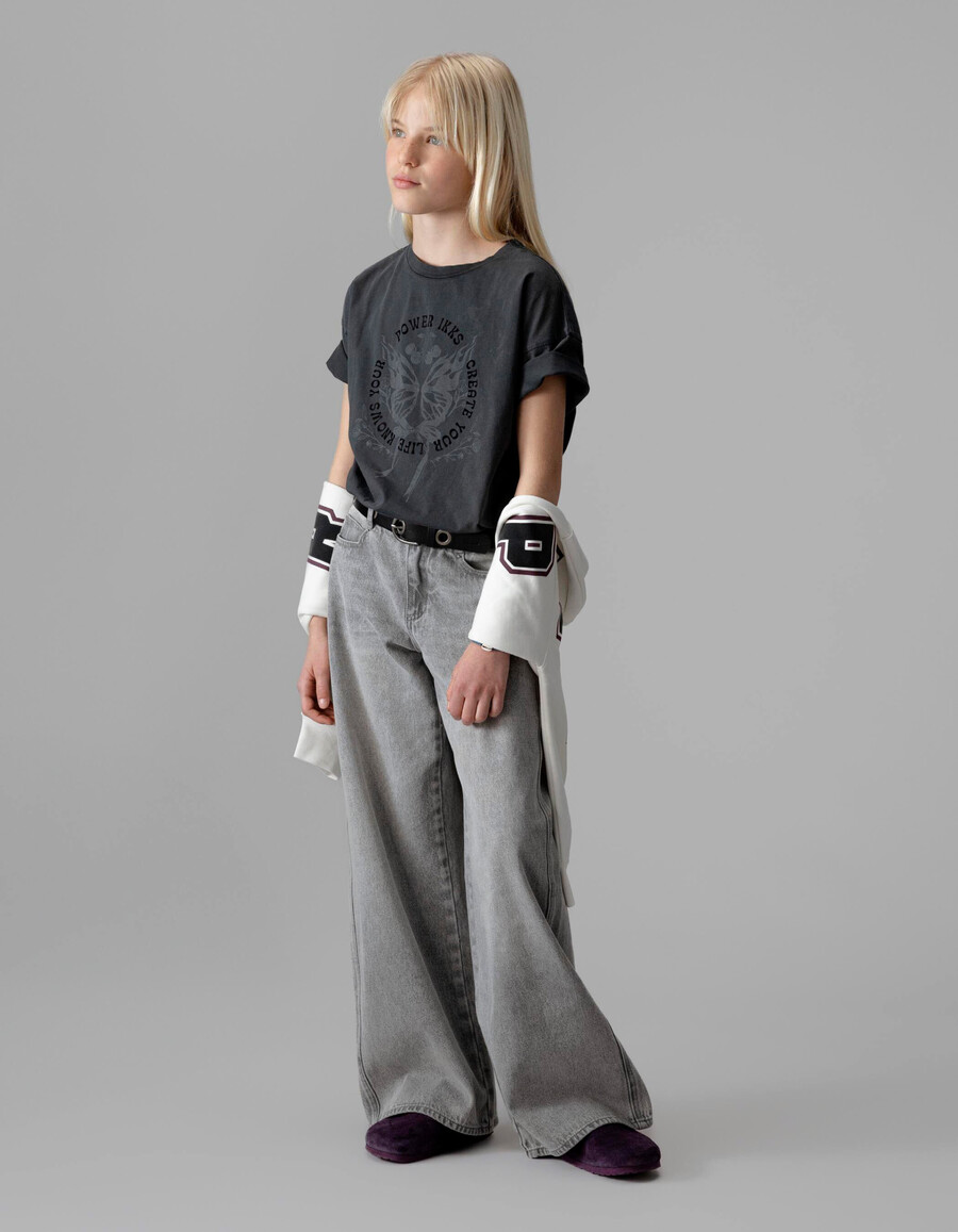 camiseta de algodón orgánico gris para niña con eslogan y mariposa