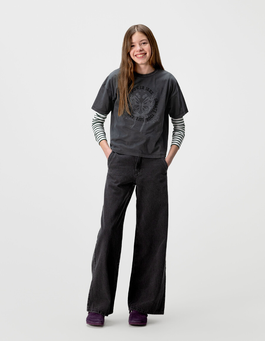 camiseta de algodón orgánico gris para niña con eslogan y mariposa