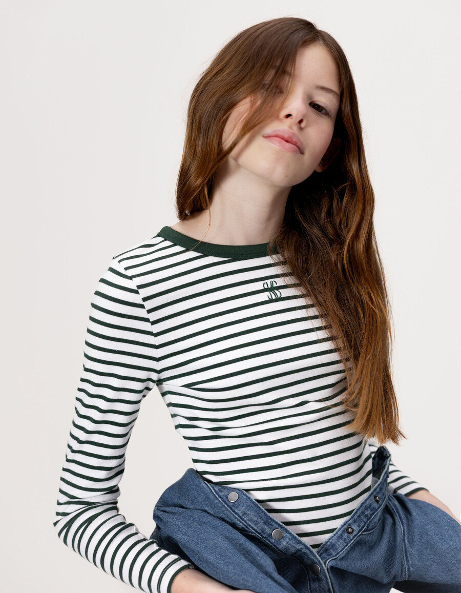 camiseta de manga larga a rayas verdes y blancas para niña