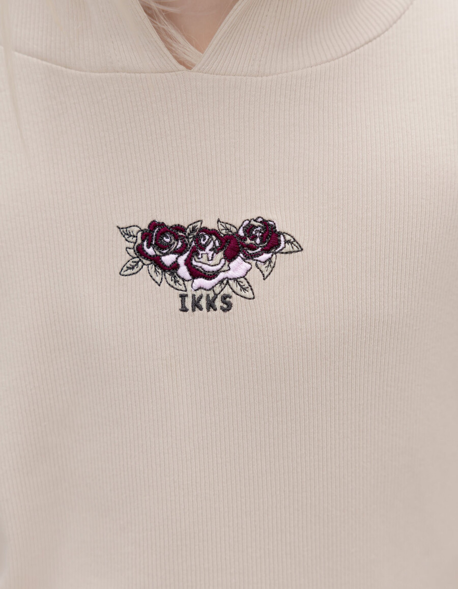 camiseta beige de canalé con capucha y bordado de rosas para niña
