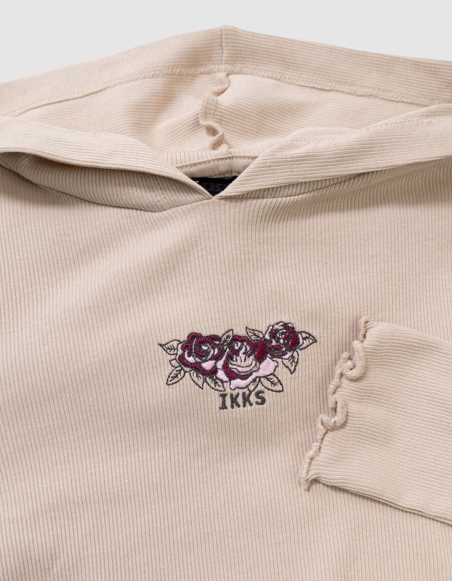 camiseta beige de canalé con capucha y bordado de rosas para niña