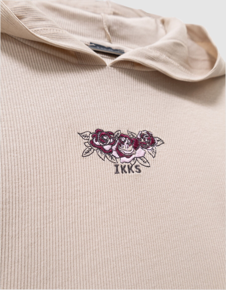 camiseta beige de canalé con capucha y bordado de rosas para niña