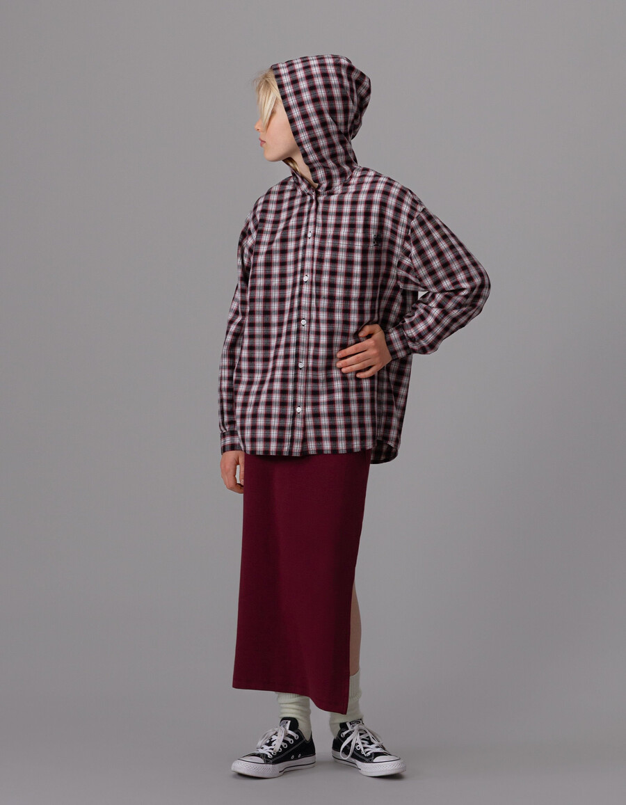camisa con capucha a cuadros burdeos para niña