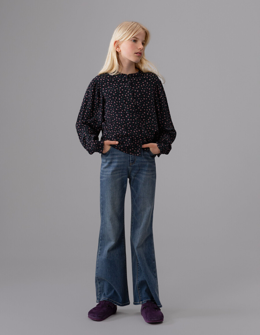 blusa negra para niña con estampado de mini rosas