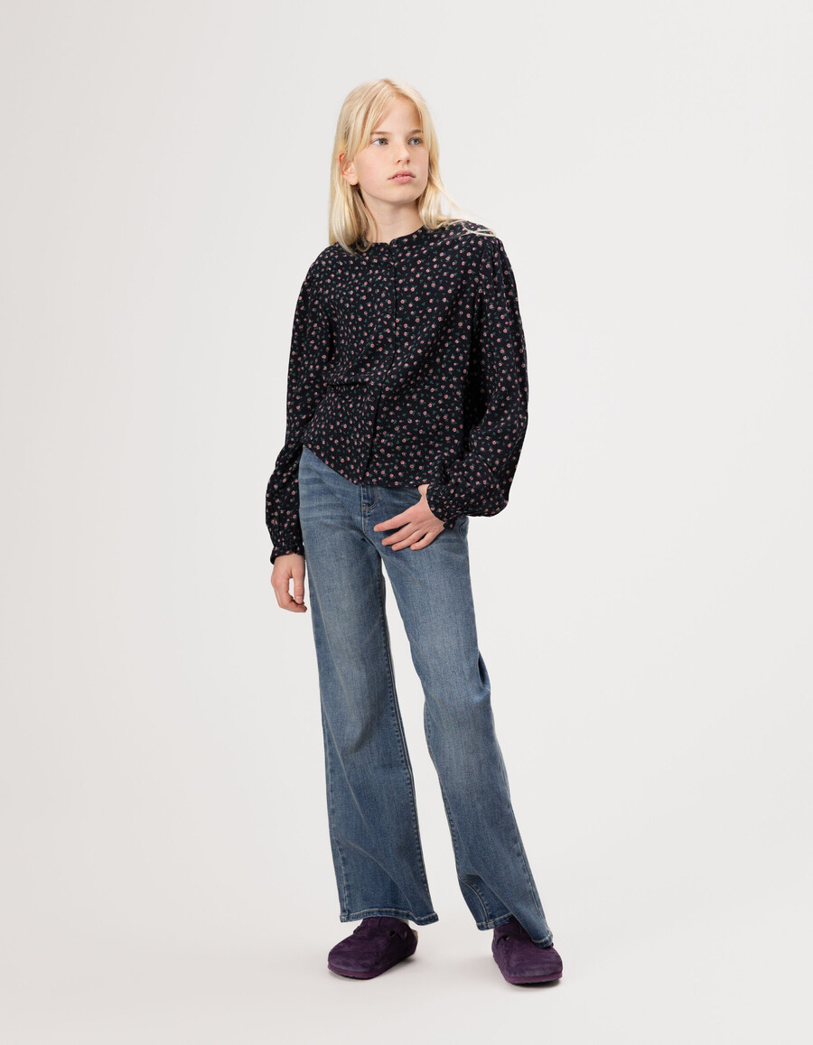 blusa negra para niña con estampado de mini rosas