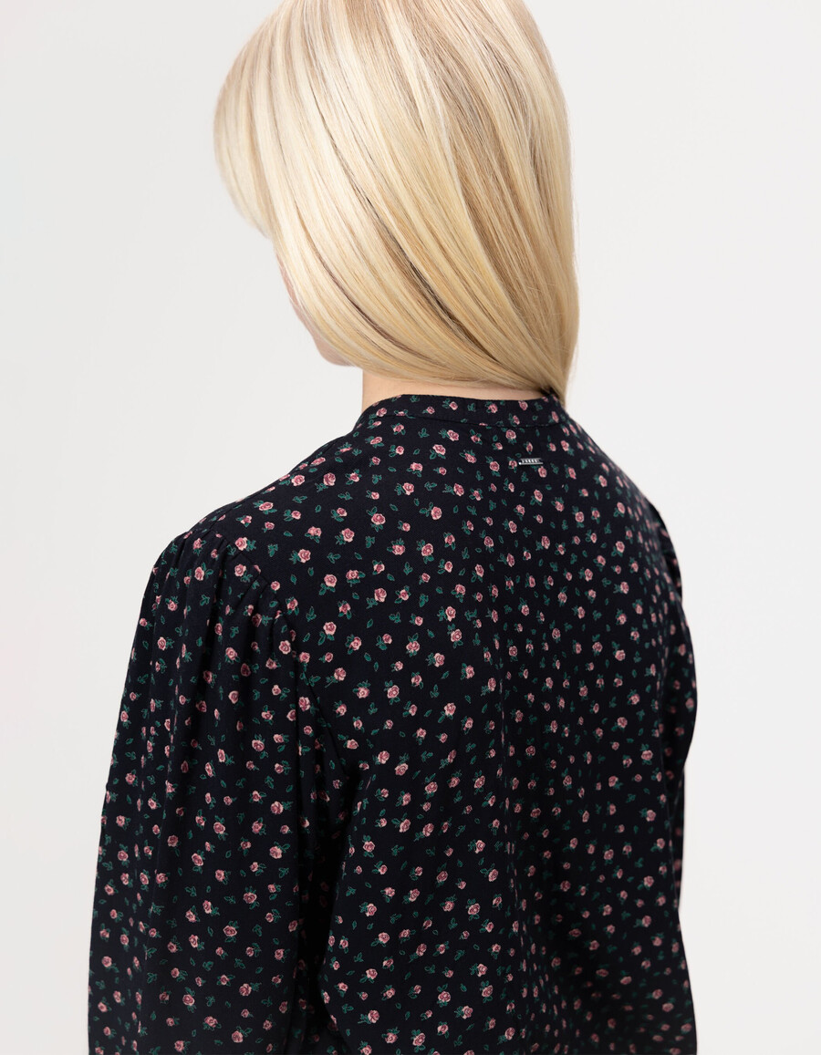 blusa negra para niña con estampado de mini rosas