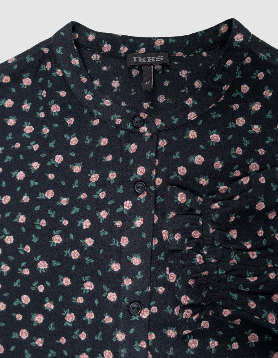 blusa negra para niña con estampado de mini rosas