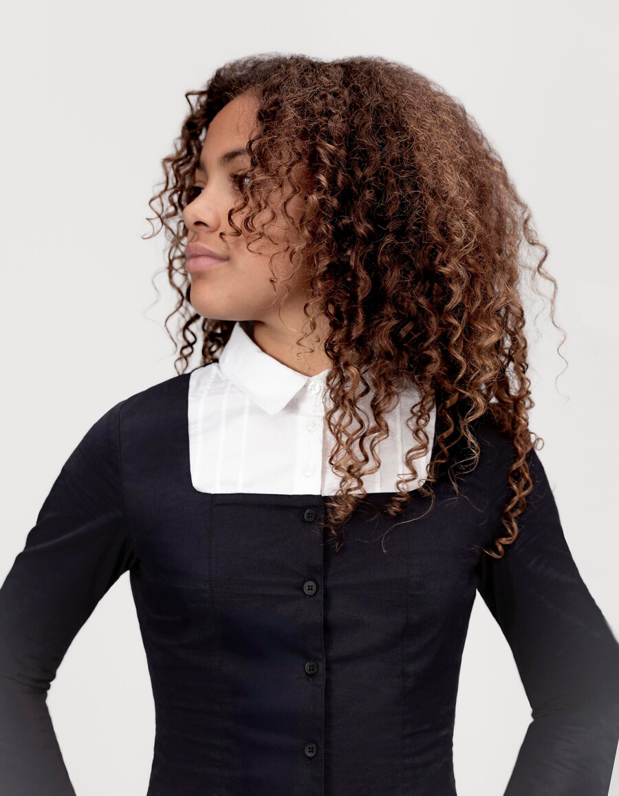 camisa negra con estampado trampantojo para niña con parte delantera blanca