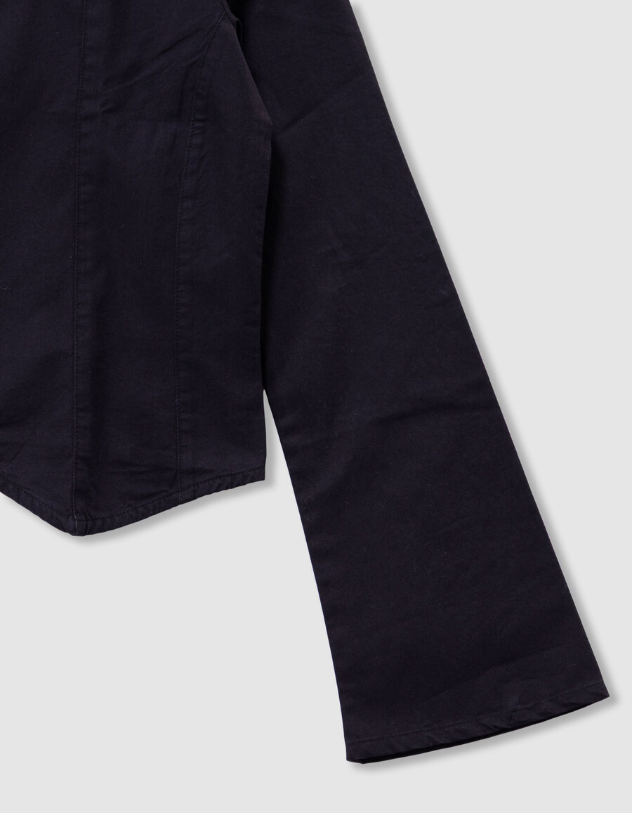 camisa negra con estampado trampantojo para niña con parte delantera blanca