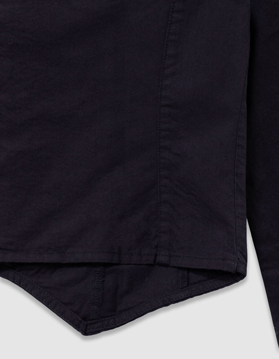 camisa negra con estampado trampantojo para niña con parte delantera blanca