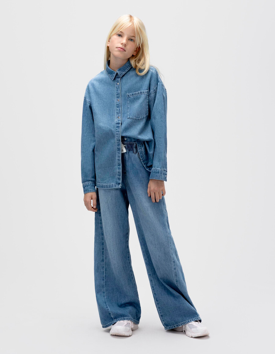 camisa vaquera azul oversize para niña