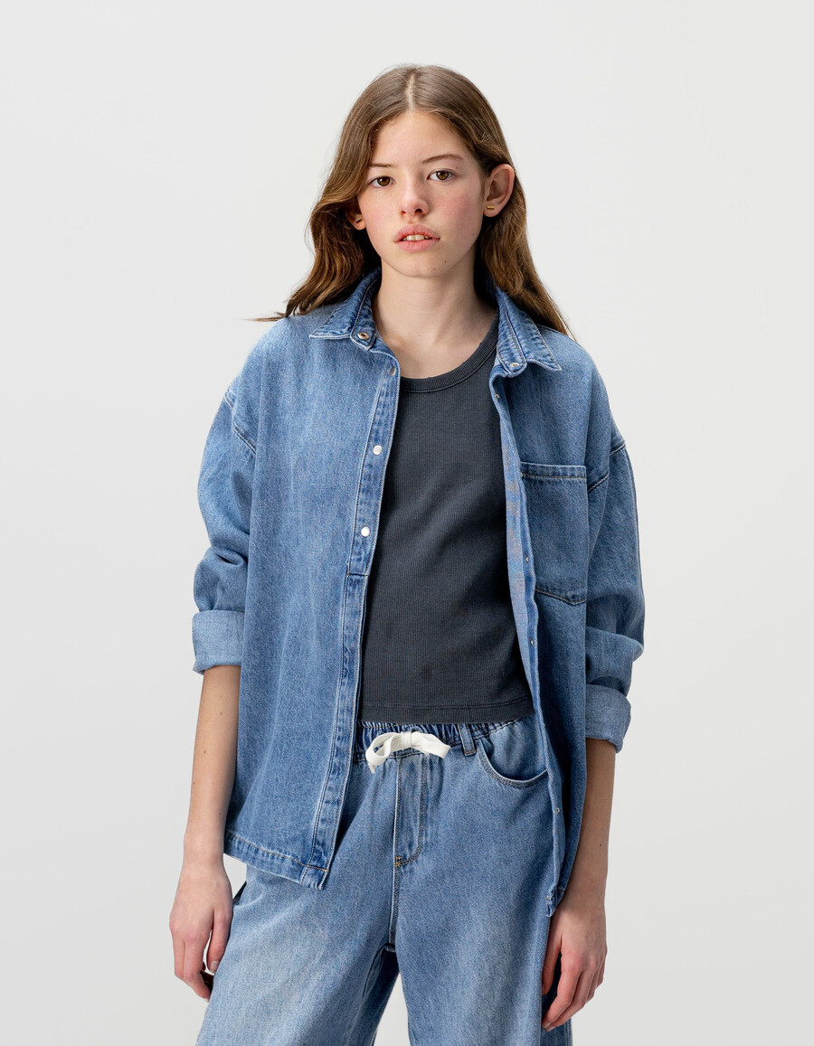 camisa vaquera azul oversize para niña