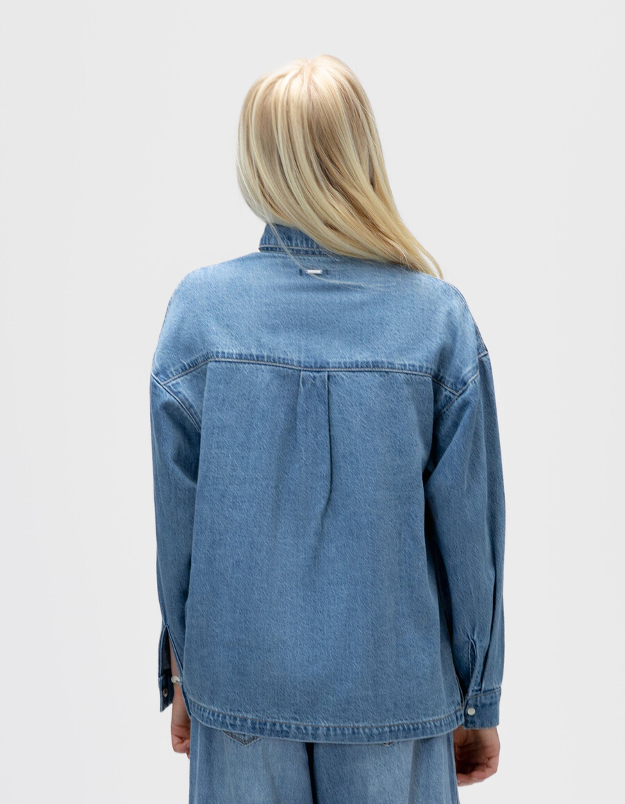 camisa vaquera azul oversize para niña