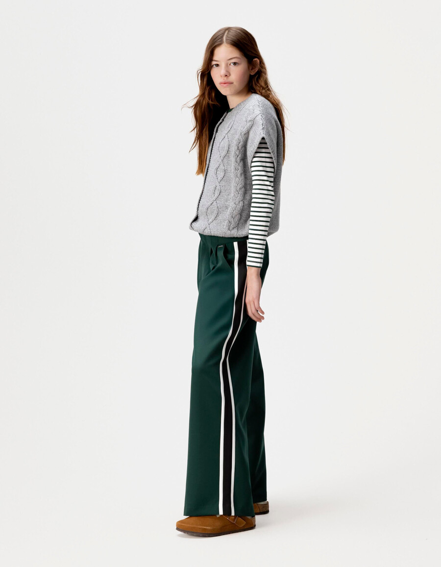 pantalones verdes fluidos para niña con bandas laterales a rayas