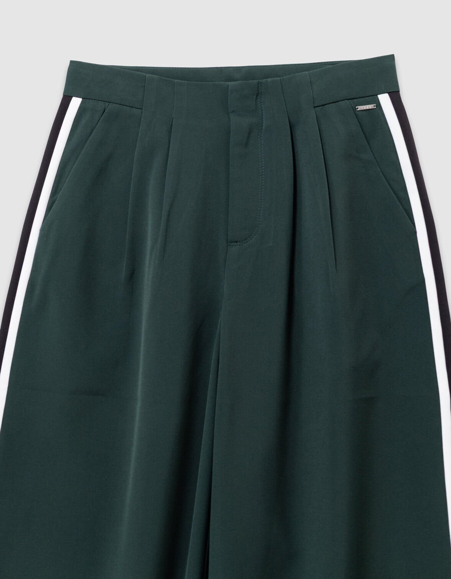 pantalones verdes fluidos para niña con bandas laterales a rayas
