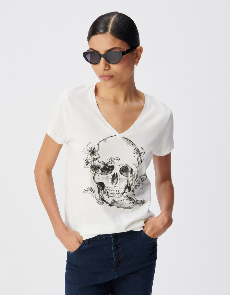 camiseta blanca de cuello en v de algodón orgánico con calavera visual para mujer