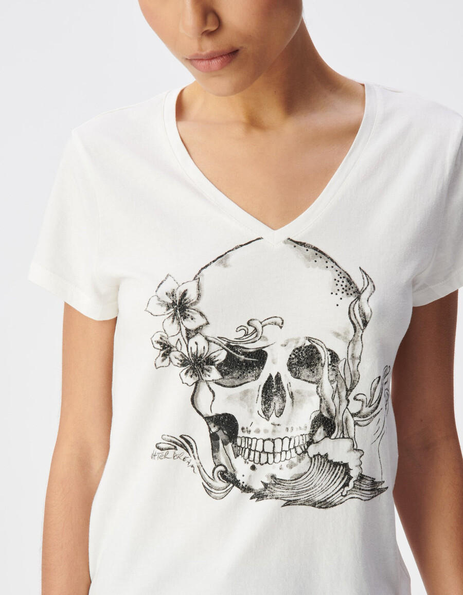 camiseta blanca de cuello en v de algodón orgánico con calavera visual para mujer