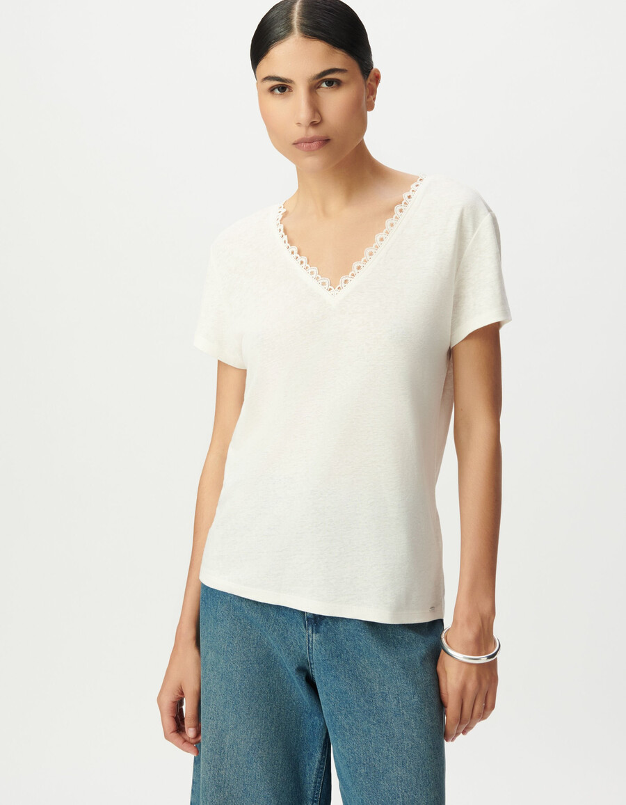 camiseta blanca con cuello en v delantero y trasero
