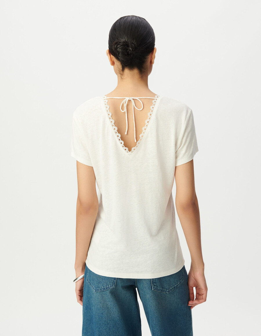 camiseta blanca con cuello en v delantero y trasero