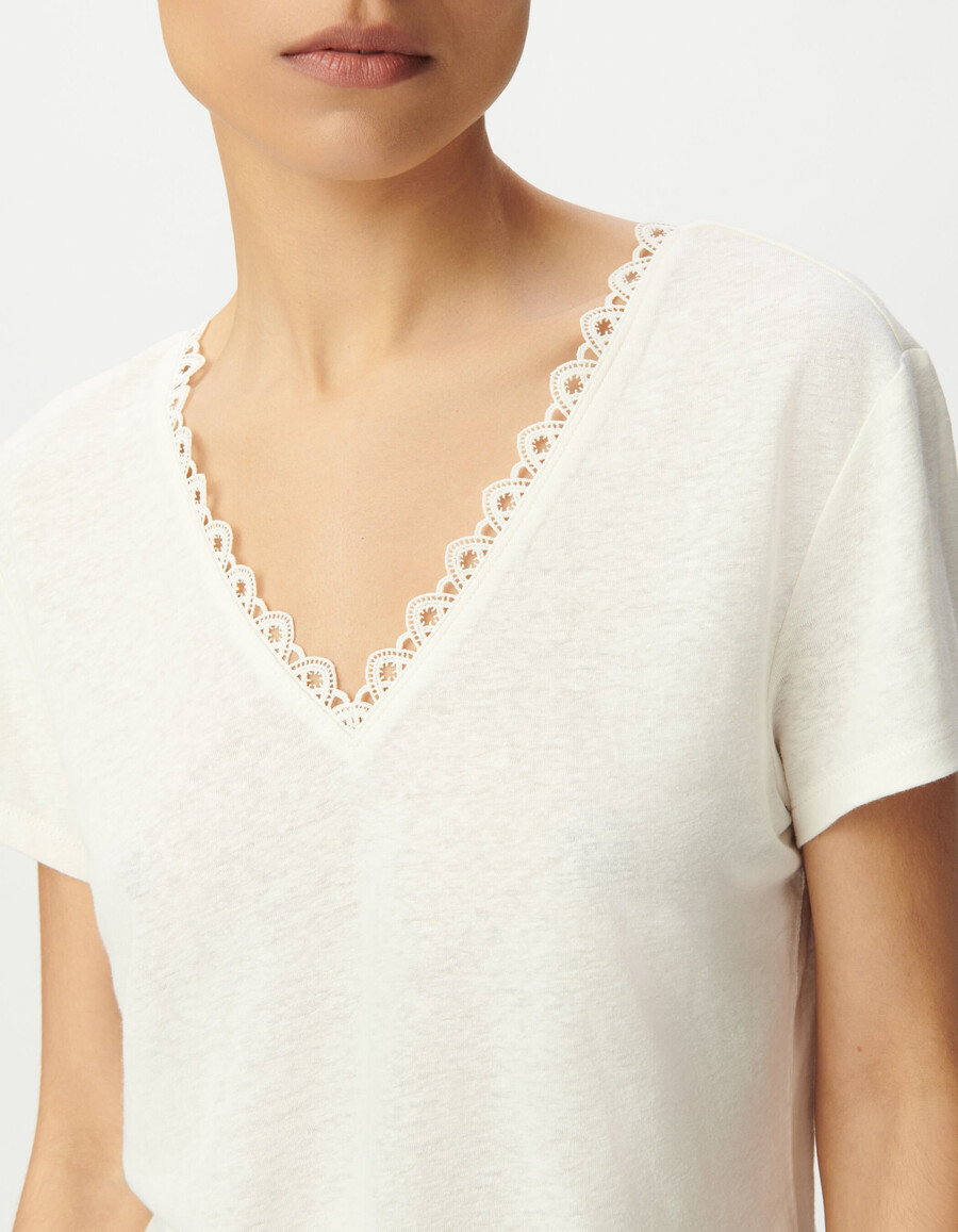 camiseta blanca con cuello en v delantero y trasero
