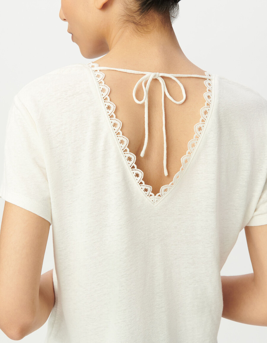 camiseta blanca con cuello en v delantero y trasero