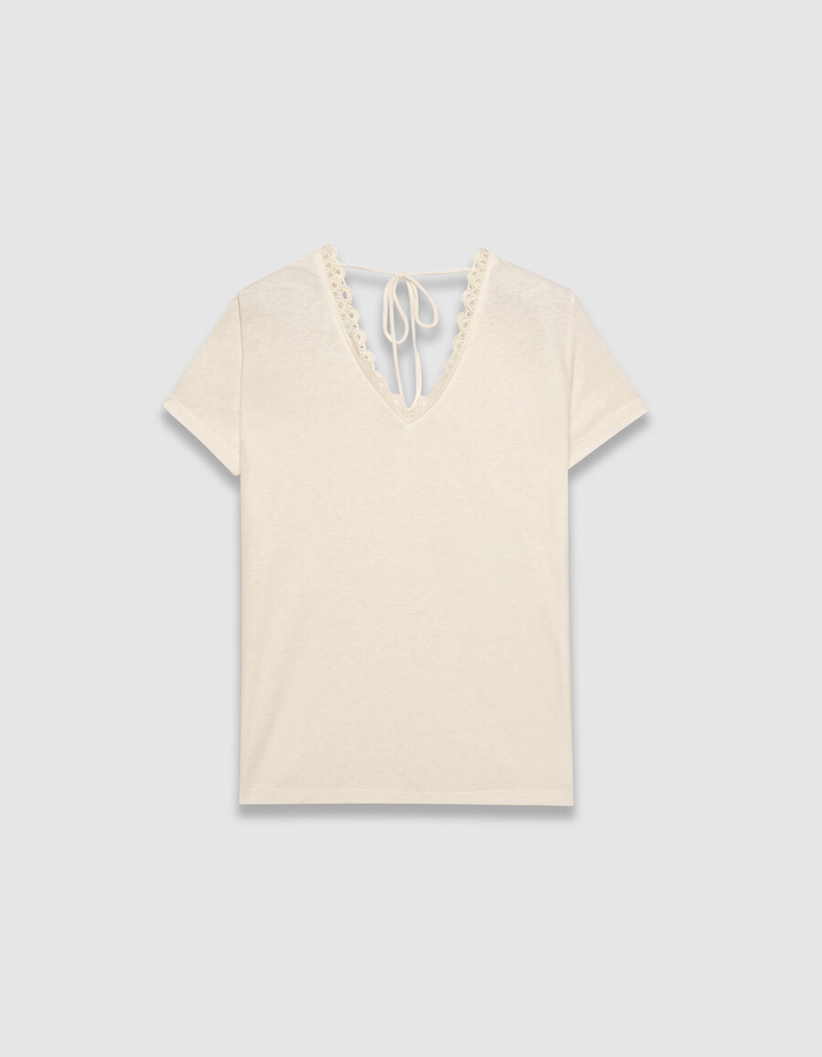 camiseta blanca con cuello en v delantero y trasero