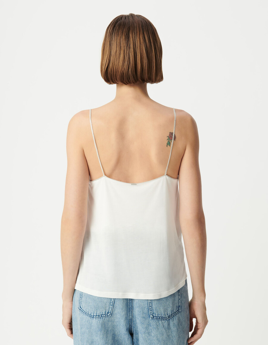 top blanco con escote drapeado y bonitos tirantes