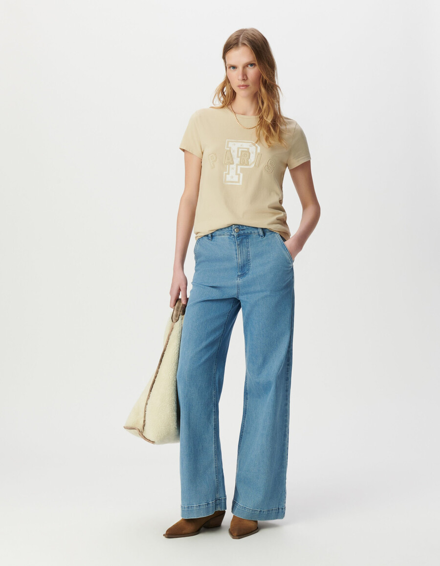 camiseta beige para mujer con eslogan bordado
