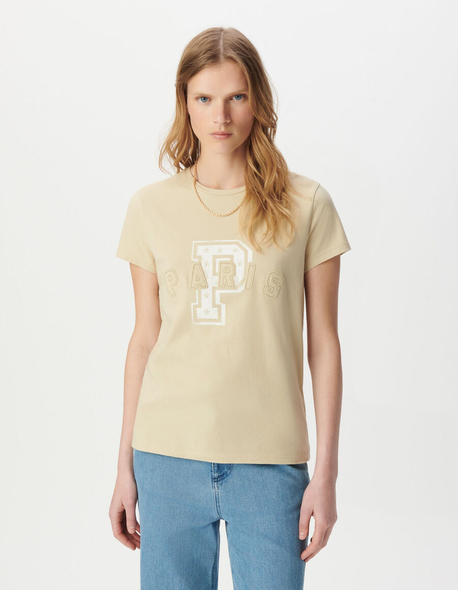 camiseta beige para mujer con eslogan bordado