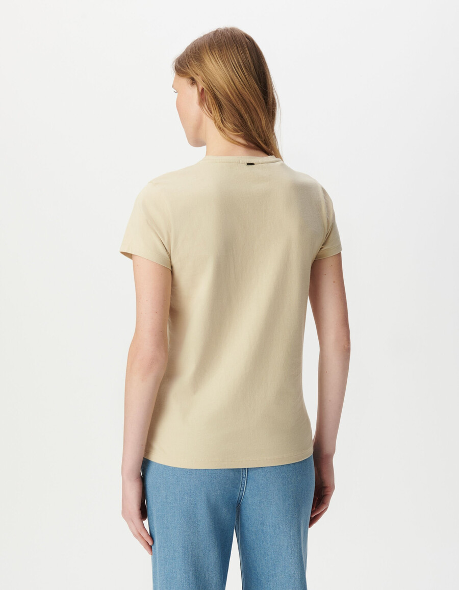 camiseta beige para mujer con eslogan bordado
