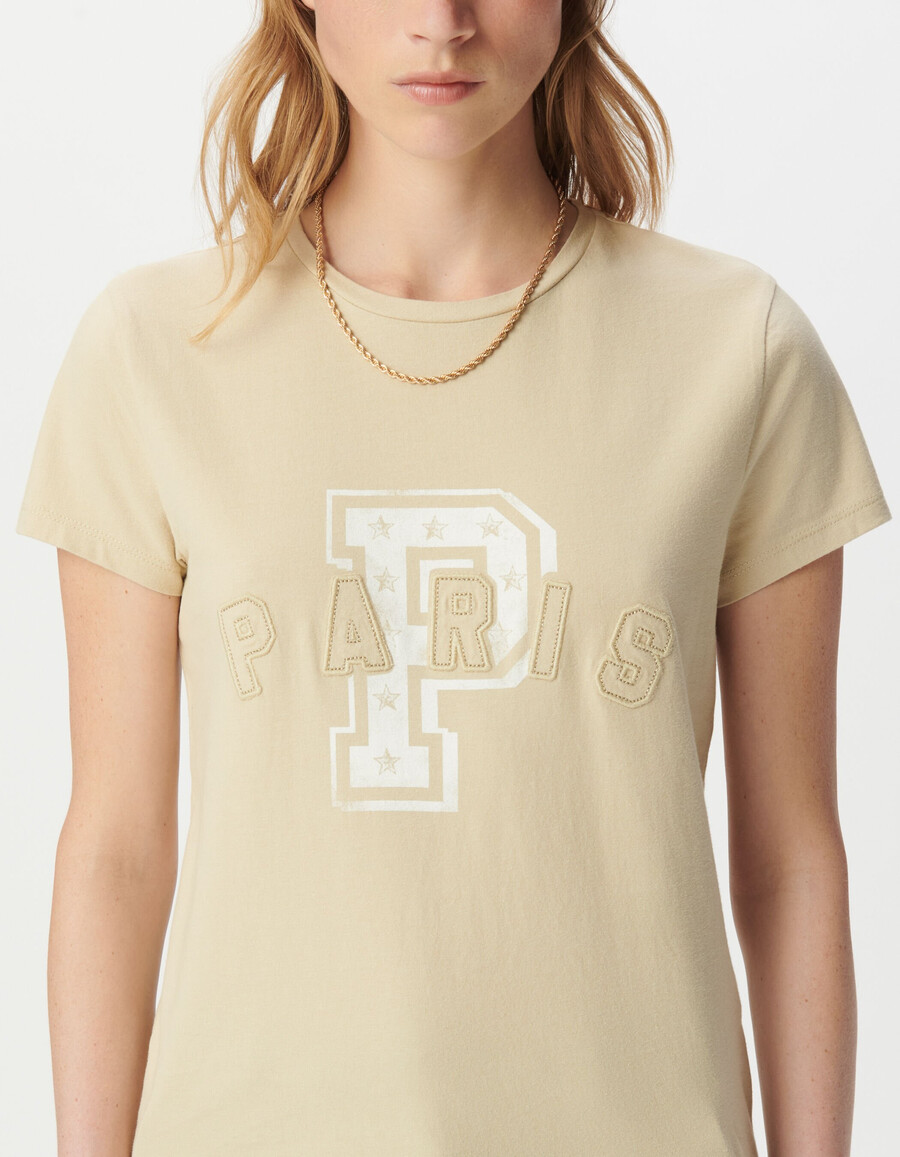 camiseta beige para mujer con eslogan bordado