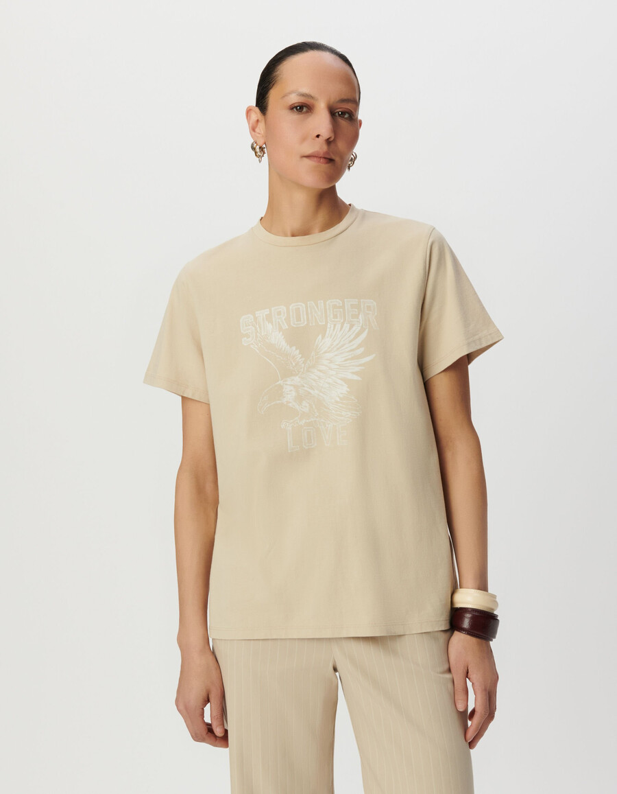 camiseta beige de algodón orgánico con imagen de águila y cuello redondo para mujer