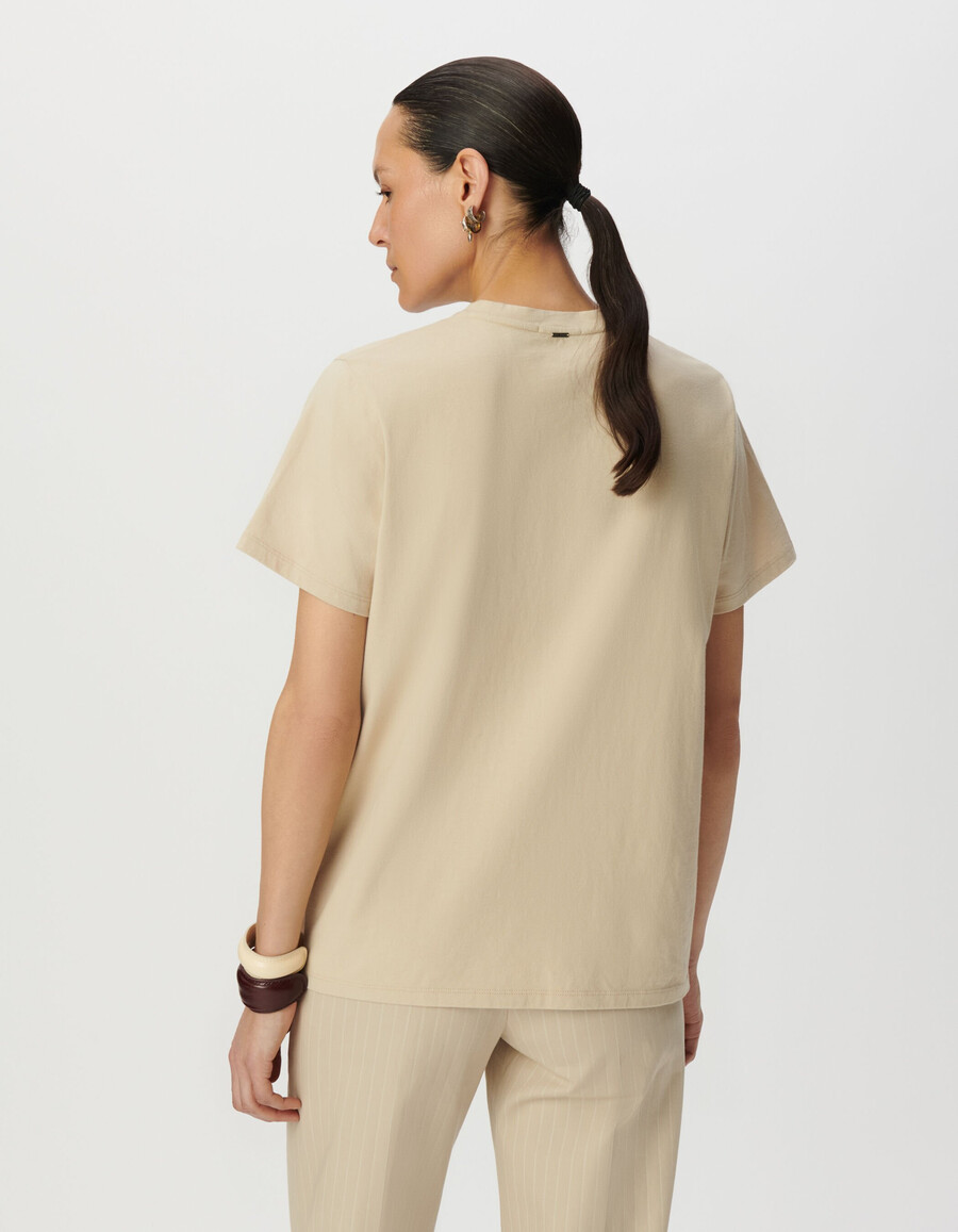 camiseta beige de algodón orgánico con imagen de águila y cuello redondo para mujer