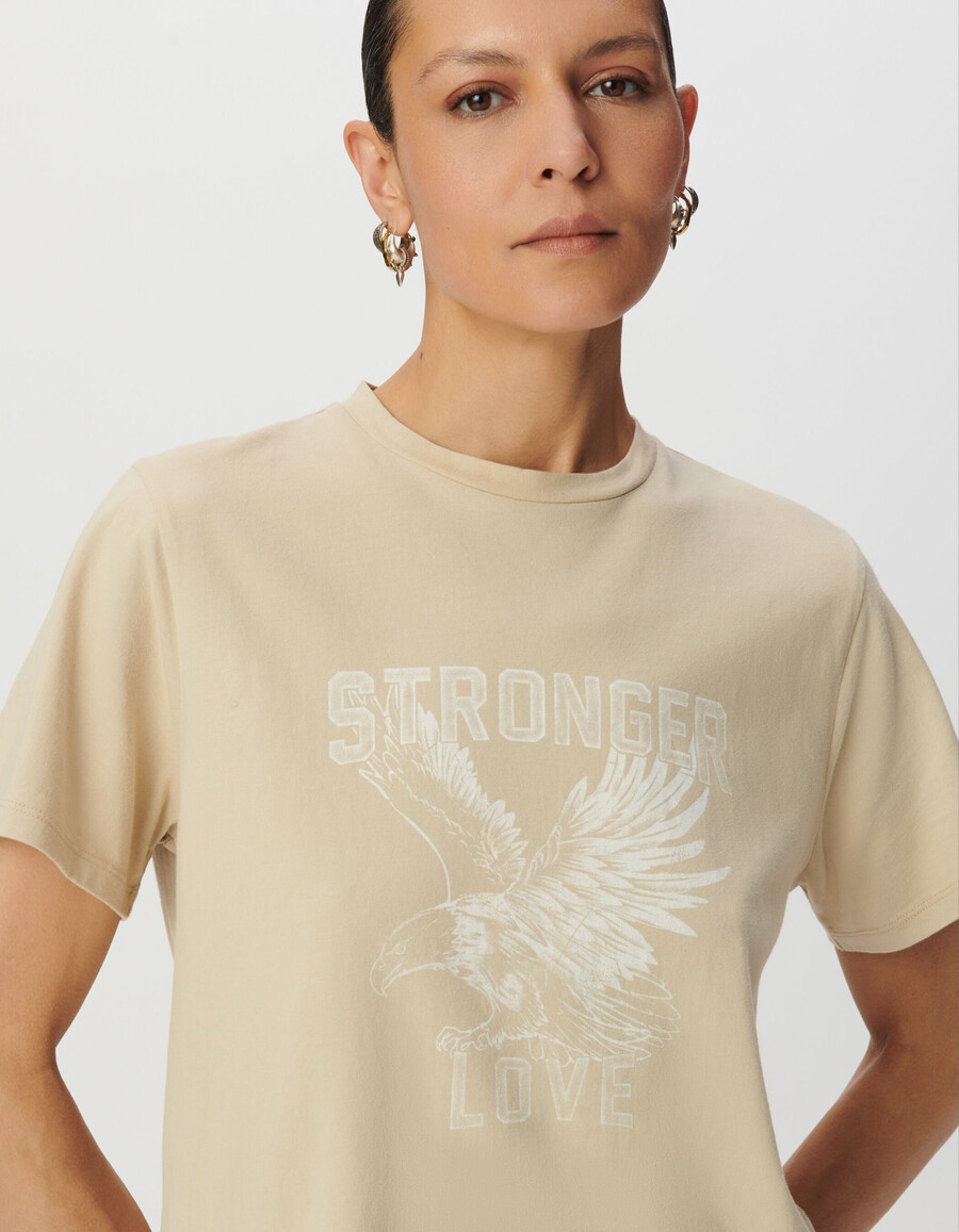 camiseta beige de algodón orgánico con imagen de águila y cuello redondo para mujer