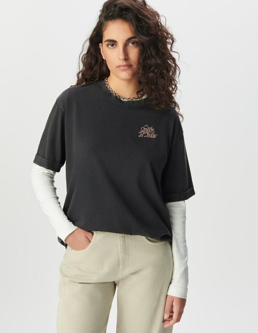camiseta gris extragrande para mujer con imagen xl en la espalda