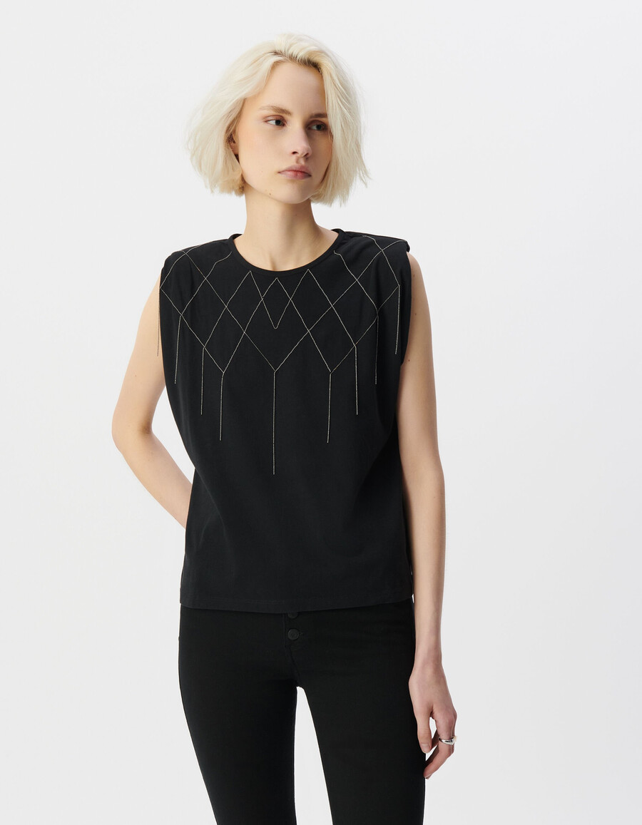 camiseta negra con charretera para mujer con decoración de microcuentas