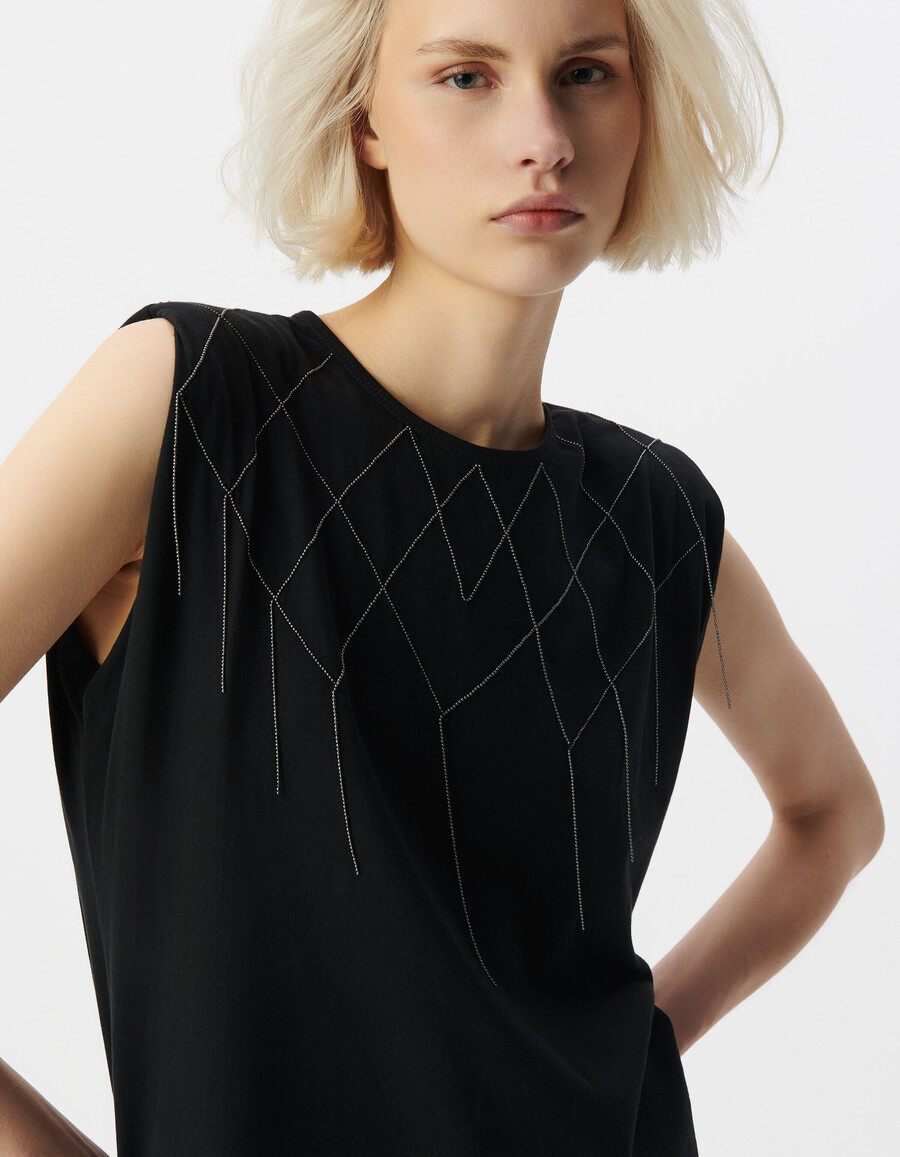 camiseta negra con charretera para mujer con decoración de microcuentas