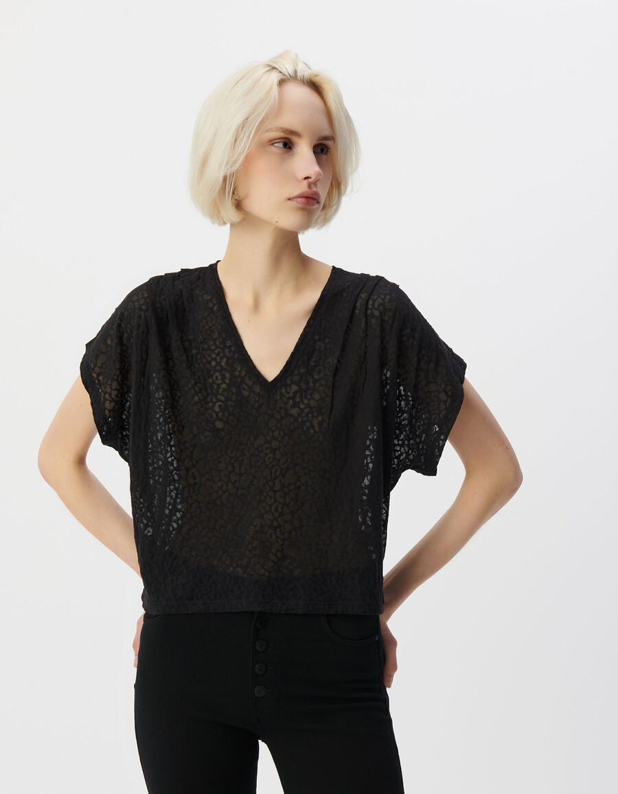 camiseta negra de cuello en v para mujer con estampado de leopardo transparente