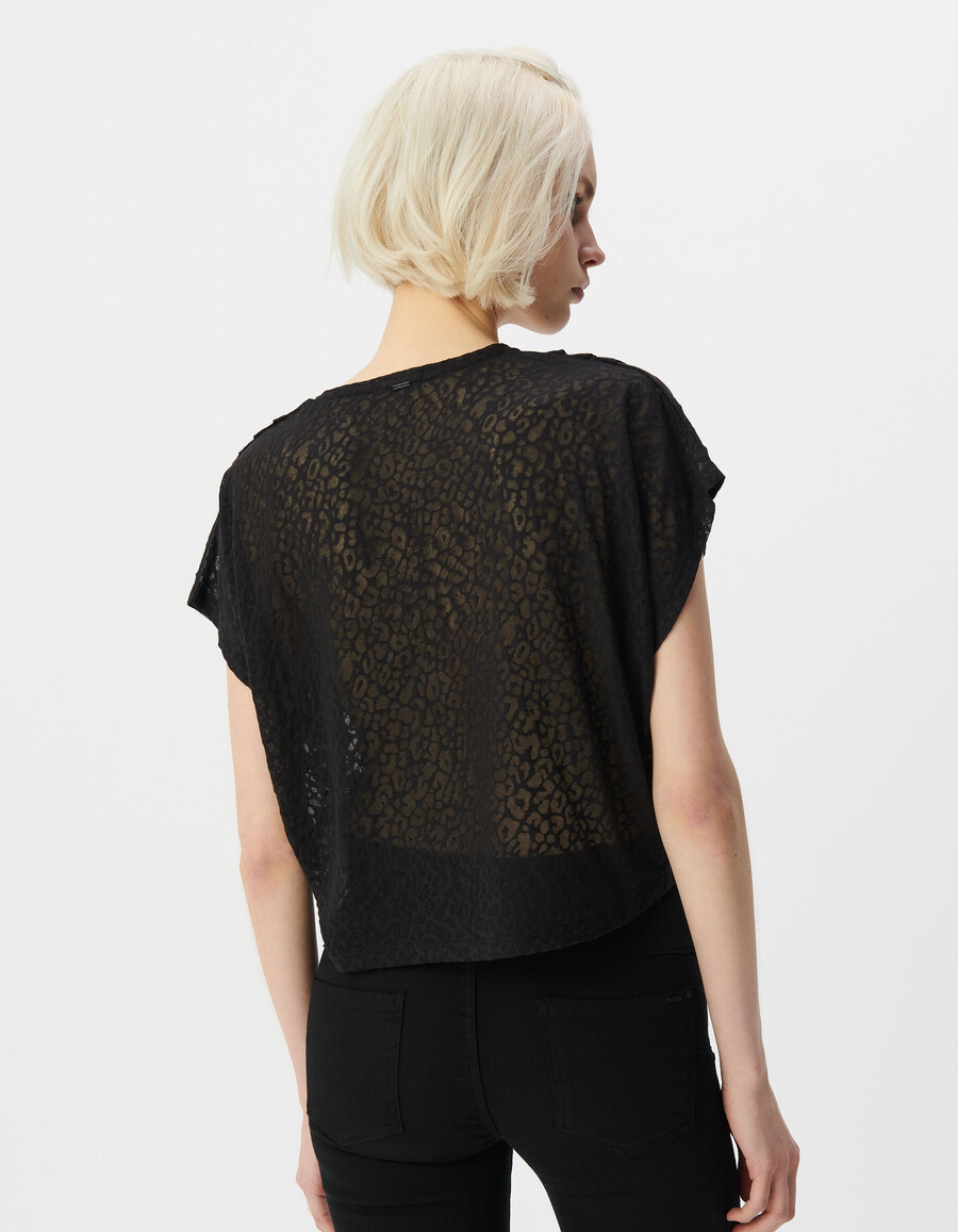 camiseta negra de cuello en v para mujer con estampado de leopardo transparente