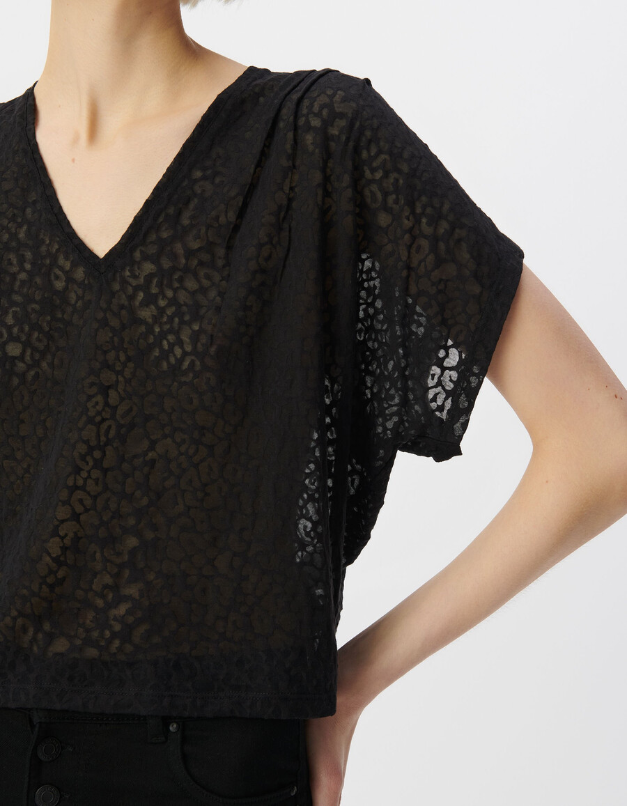 camiseta negra de cuello en v para mujer con estampado de leopardo transparente