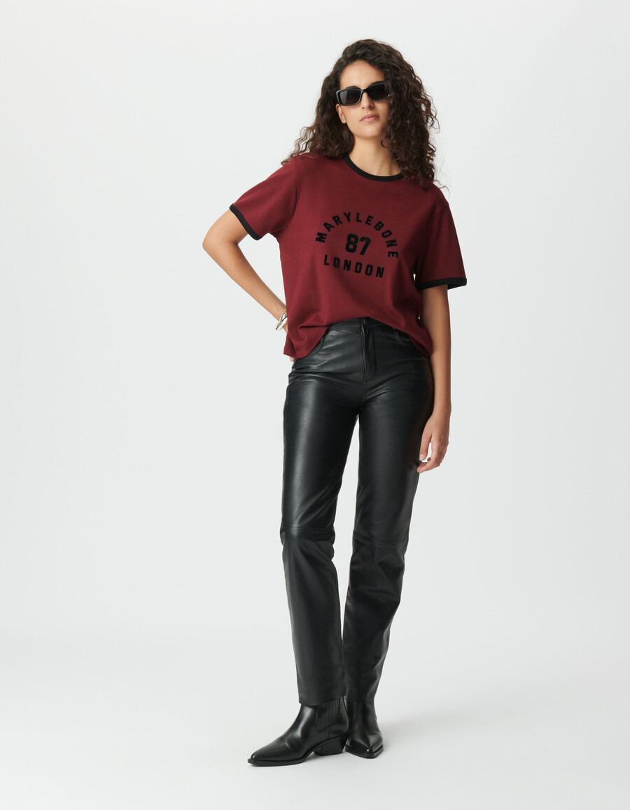 camiseta burdeos para mujer con eslogan de terciopelo flocado