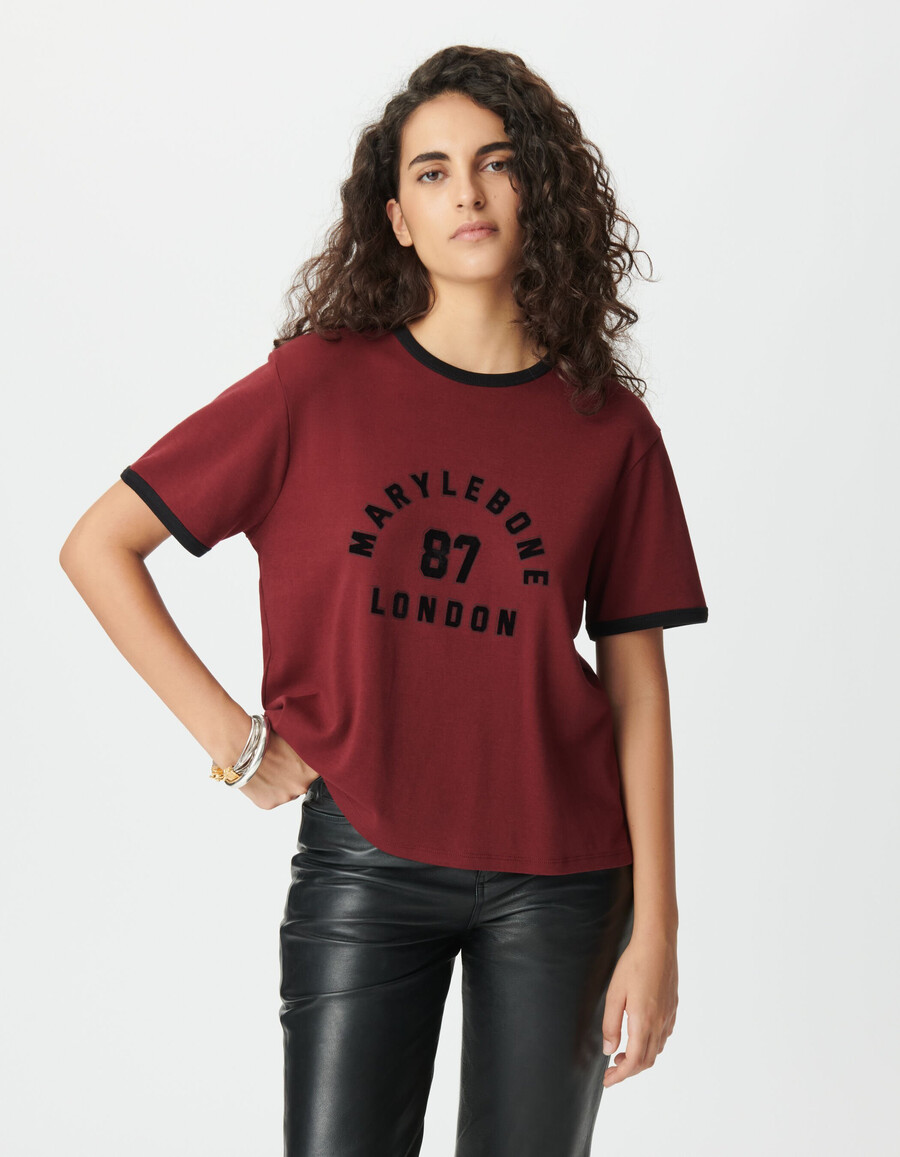 camiseta burdeos para mujer con eslogan de terciopelo flocado